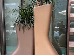 探寻高性价比之选 宇巍玻璃钢花盆，京城花卉与礼品的明智搭配