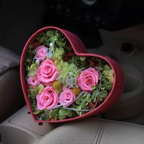 永锋百合新城 鲜花好礼献女神，春日盛惠暖人心